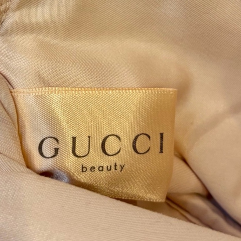 NIP GUCCI BEAUTY MERLOT POUCH. Holds your necessities while protecting your bag - Picture 4 of 7
